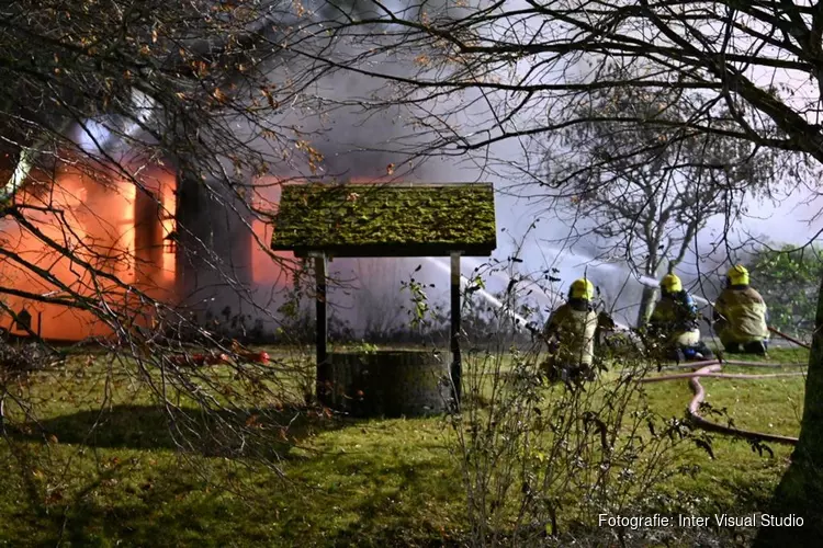 Flinke vlammenzee bij boerderijbrand in Wijdenes