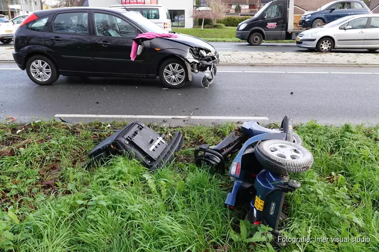 Scootmobieler aangereden door auto: weg dicht en voa onderzoekt