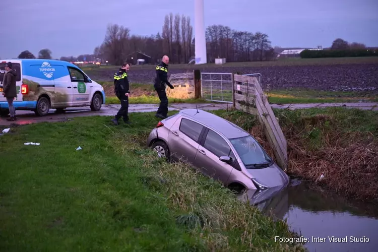 Auto half te water in Berkhout