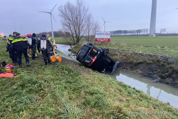 Bestelbus crasht langs A7 bij Oudendijk