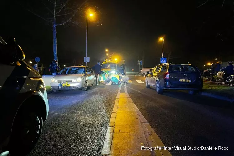 Voetganger geschept op zebrapad in Zwaag