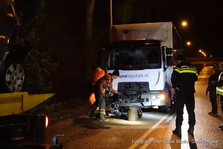 Vrachtwagen rijdt in op file, twee gewonden