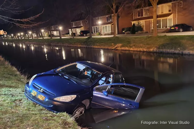 Auto belandt te water in Hoorn