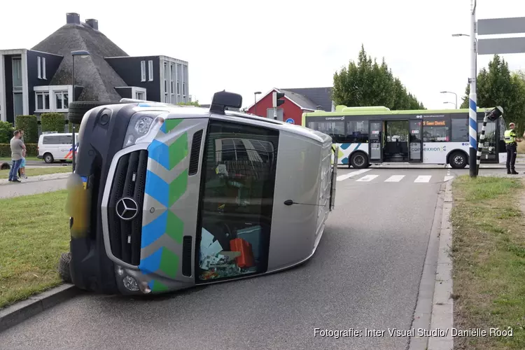Werkbus op zijn kant na ongeval met Connexionbus in Zwaag