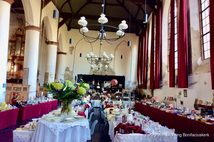 Antiek, Brocante en Curiosamarkt in Bonifaciuskerk