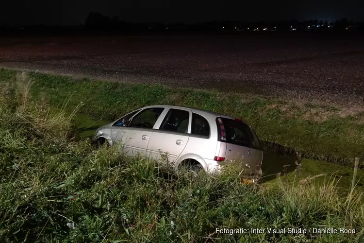 Ouder echtpaar belandt met auto in sloot bij Zwaag