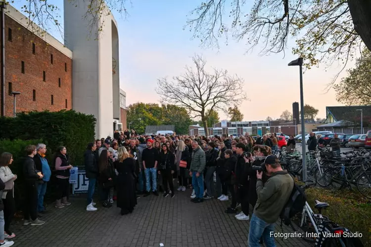 Honderden belangstellen bij stille tocht in Hoorn voor overleden Dani (14)