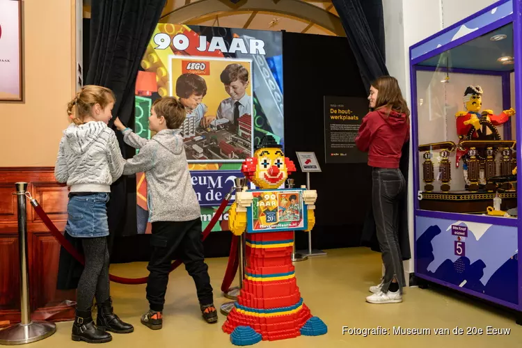 Kinderen van verzamelaar openen LEGO-expo
