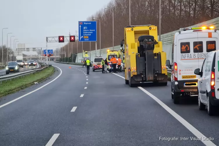 Vrachtwagen rijdt tegen vangrail op A7 thv Hoorn