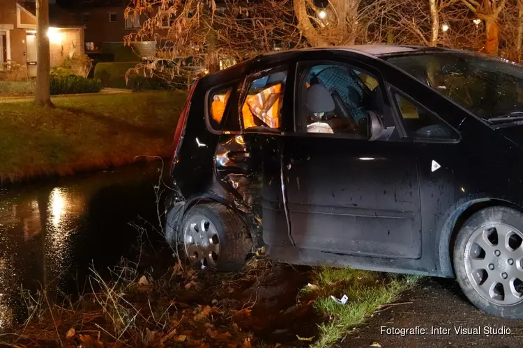 Automobiliste vliegt uit de bocht in Zwaag