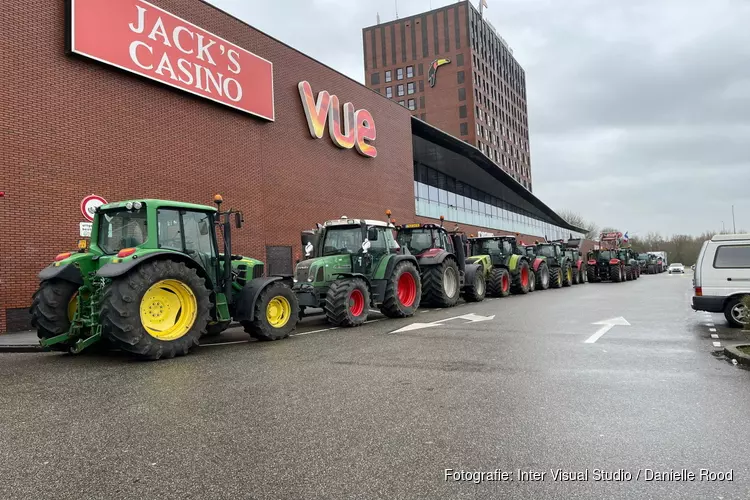 Tientallen boeren protesteren bij conferentie in Van der Valk Hoorn