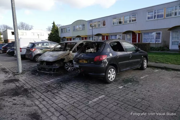 Vermoedelijke brandstichting in Hoorn, drie auto&#39;s beschadigd