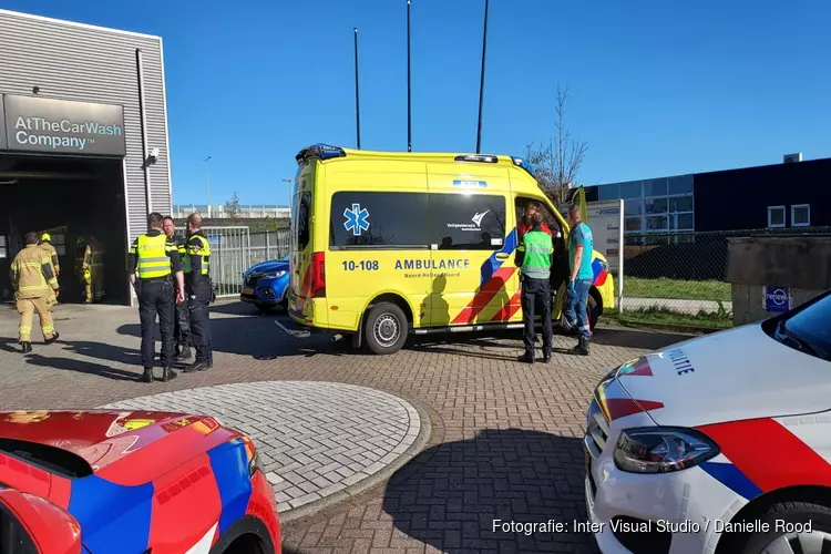 Automobilist komt vast te zitten in wasstraat in Zwaag