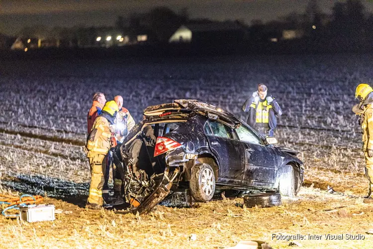 Auto gecrasht in Zwaagdijk-Oost, tenminste twee gewonden