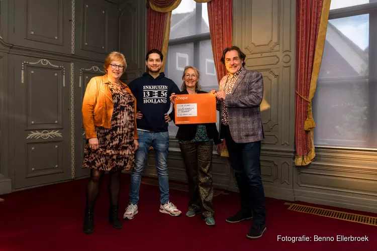 Westfries Museum en Op Roet ontvangen cheque van de Rabobank voor reizende theatervoorstelling over de Slag op de Zuiderzee