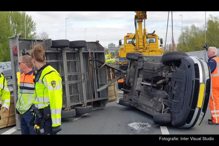 Aanhanger geschaard op A7, veel verkeershinder