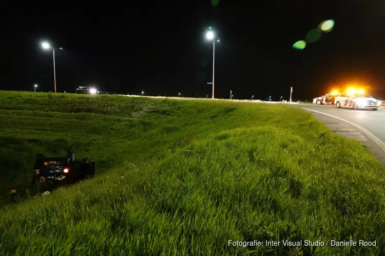 Auto raakt van dijk en belandt op de kop langs N307