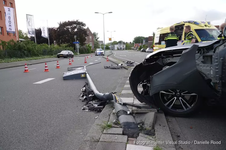 Automobilist rijdt lantaarnpaal uit de grond in Hoorn