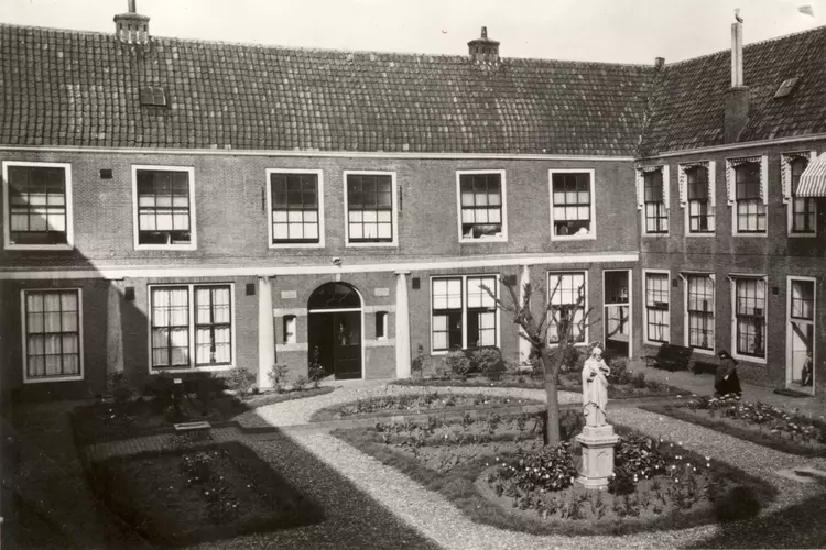 Viering 250-jarig bestaan St-Jozefhuis op 28 mei aan Achterom in Hoorn