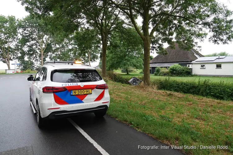 Auto te water gereden na rammen van hek in Wijdenes