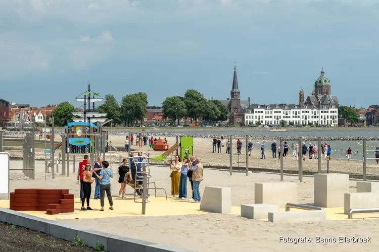 Eerste deel Hoornse stadsstrand officieel geopend