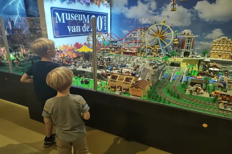 Interactief LEGO-diorama in Museum van de 20e Eeuw geopend