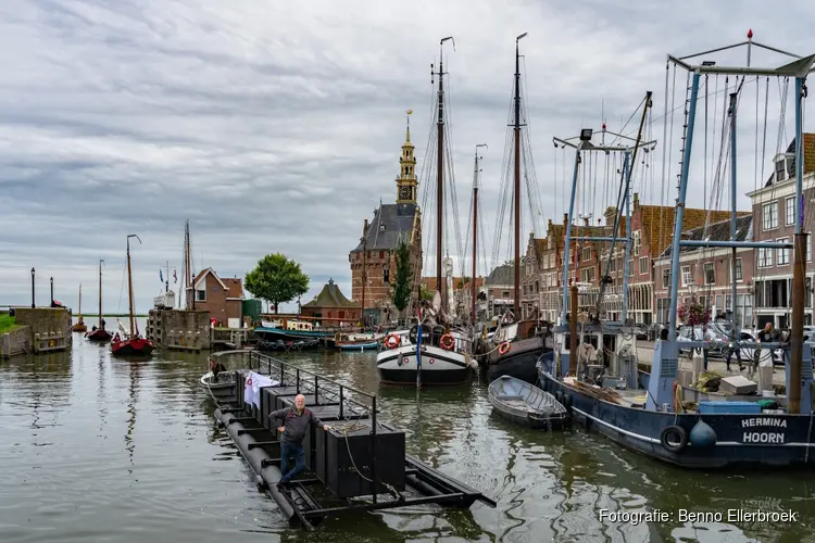 Onthulling gerestaureerde viskaar in de Hoornse haven