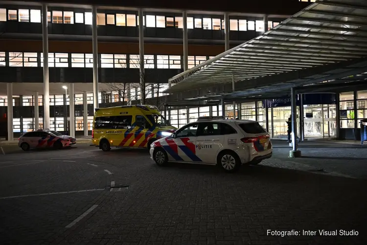 Flinke vechtpartij tussen jongeren op Veemarkt, politie aanwezig bij ziekenhuis in Hoorn,