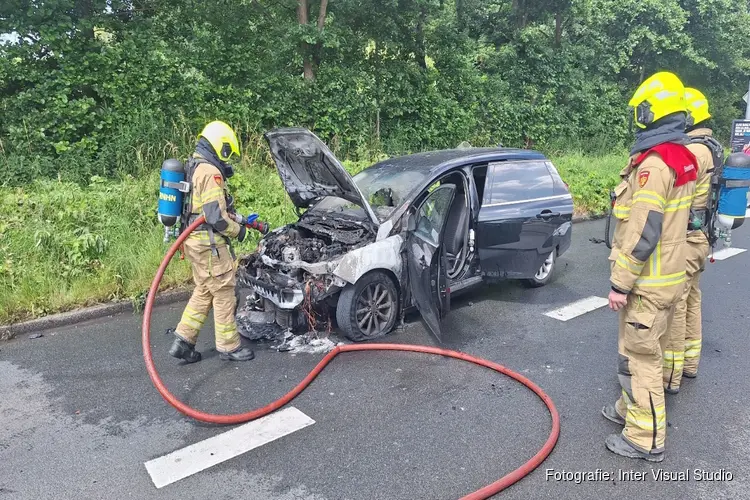 Auto in brand aan Oostergouw in Zwaag