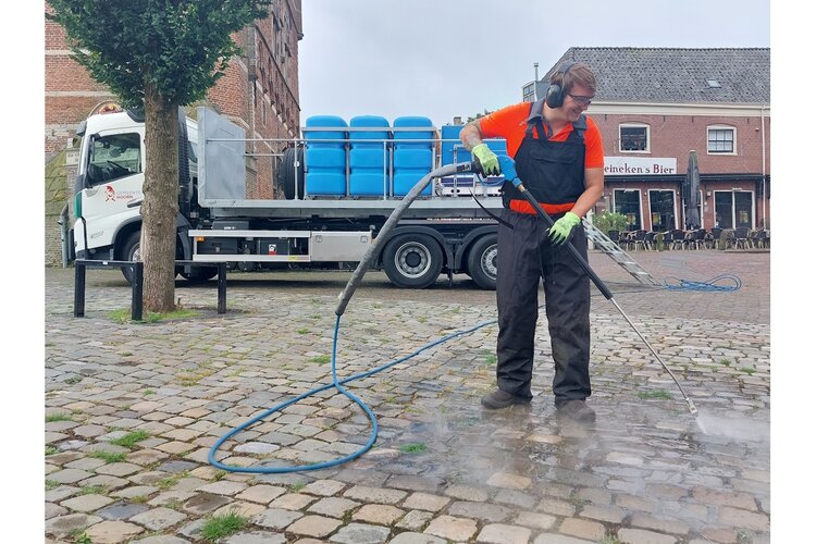 Gemeente Hoorn gaat onkruid te lijf met heet water