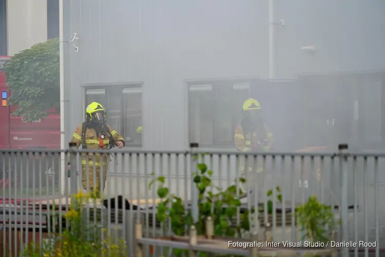 Brand bij accubedrijf in Zwaag zorgt voor veel rook en stank