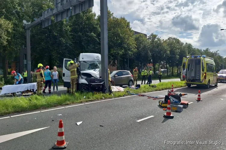 Bestuurder bestelbus gewond bij ongeval op Provincialeweg