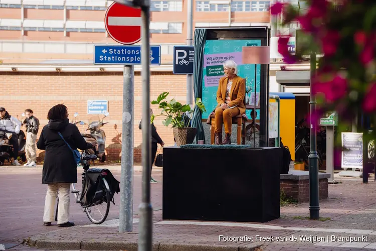 Ouderen als levend billboard naast Hoorn CS: ‘Wij zitten op jou te wachten!’