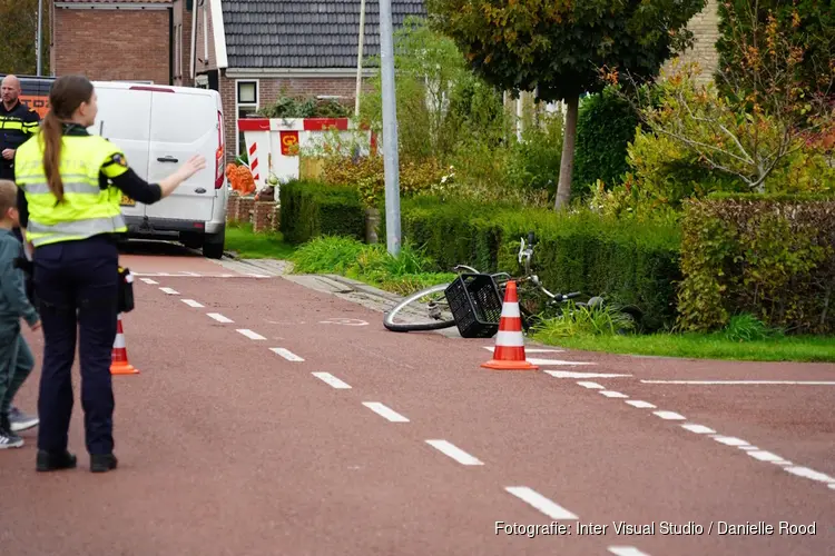 Fietser aangereden: slachtoffer met spoed naar ziekenhuis en weg afgesloten in Zwaag