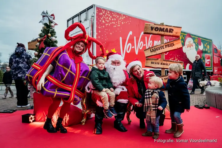 Groot feest bij Vomar Vredehofstraat met de Kersttruck vol gratis kerstpakketten en sneeuw