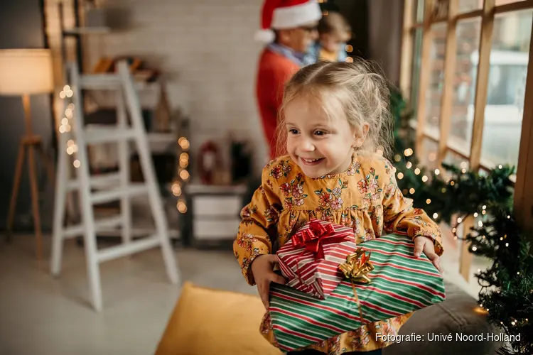 Geef kinderen een magische kerst: breng een cadeautje naar Univé Hoorn