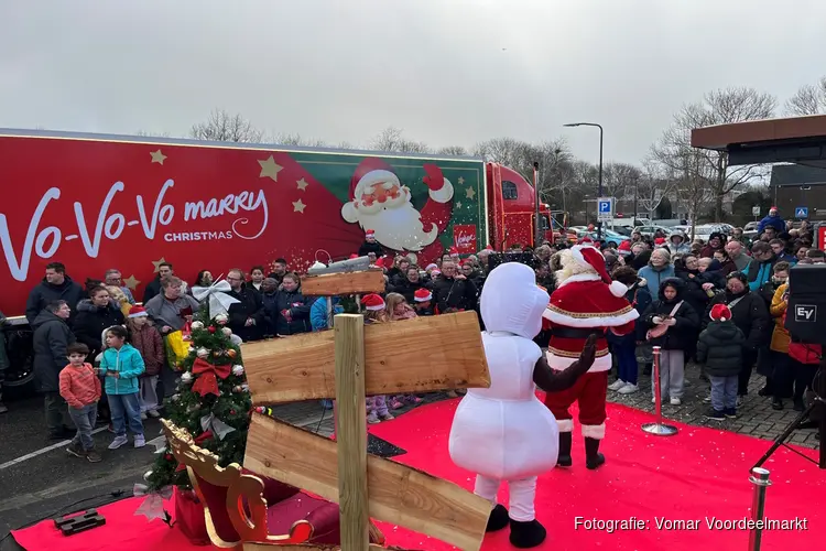 Groot feest in Hoorn bij de Vomar Kersttruck met gratis kerstpakketten en sneeuw