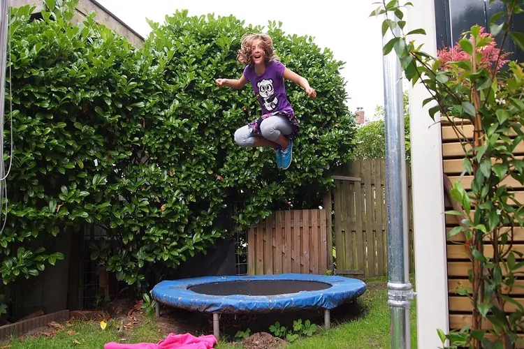 Hoe kies je een trampoline voor een kleine tuin?