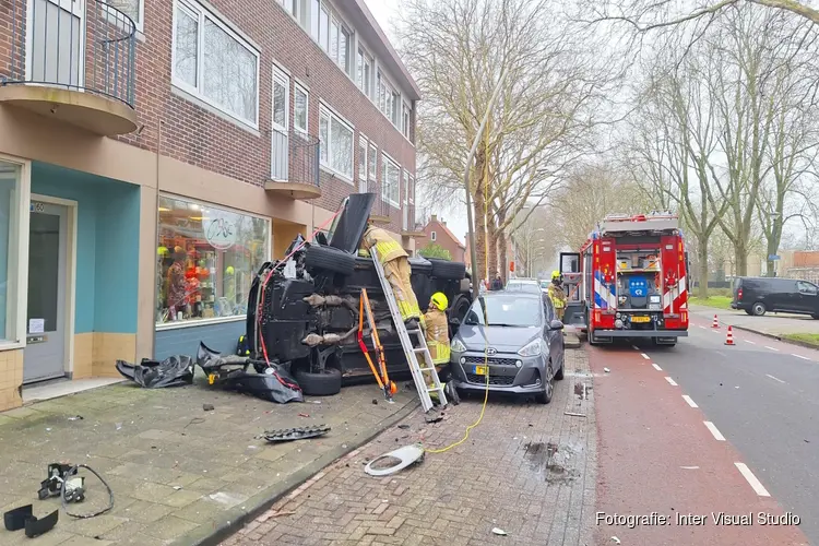 Auto crasht in Johannes Poststraat in Hoorn