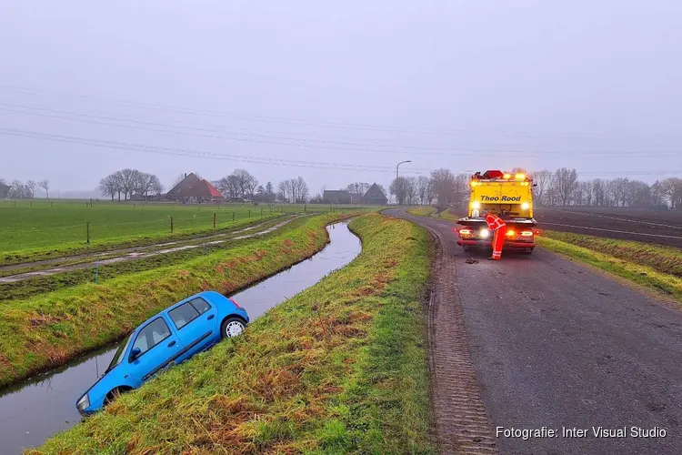 Automobilist raakt van de weg op modderig wegdek in Berkhout