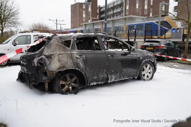 Auto door brand verwoest aan Palissade in Hoorn