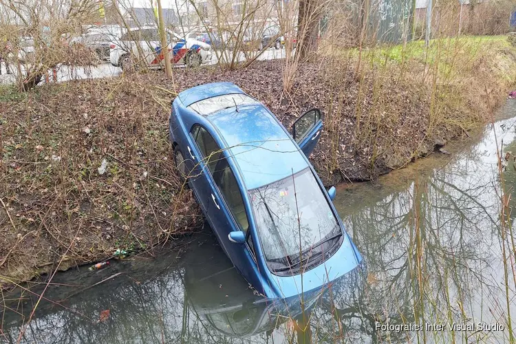 Auto te water in Westerblokker; automobiliste trapt verkeerde pedaal in