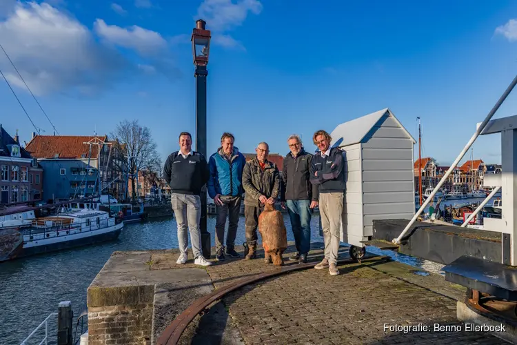 Historische boei drijft Hoornse haven binnen