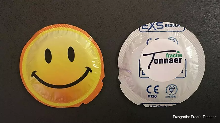Hoornse partij deelt condooms uit bij school