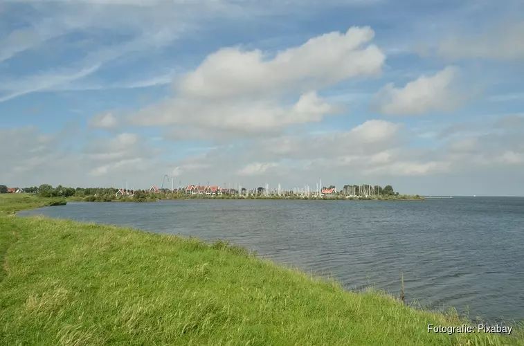 Schipper stuurloos jacht verbrandt handen bij afsteken noodvuurwerk op IJsselmeer