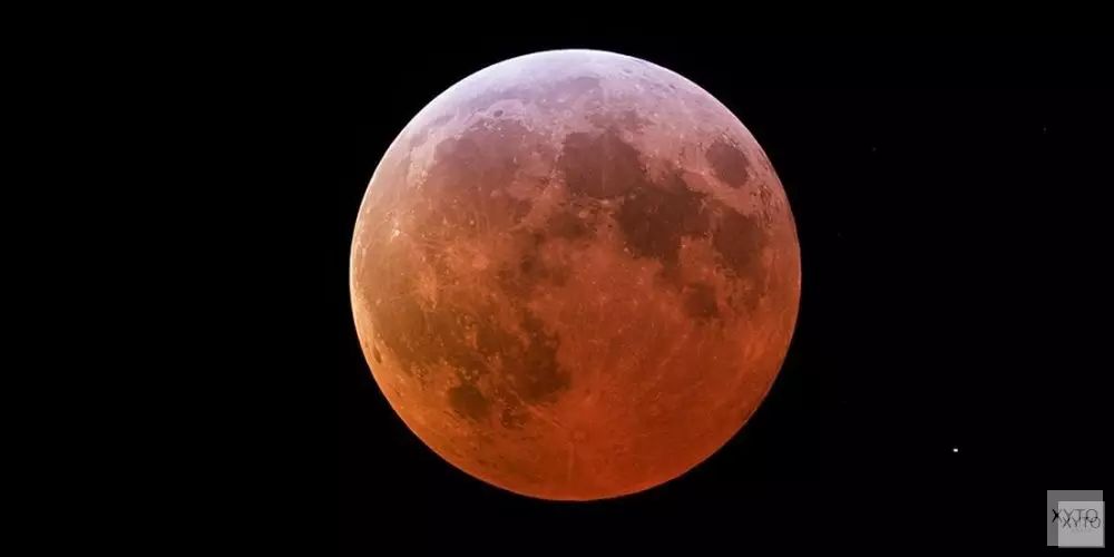 Maan kleurt rood door totale verduistering