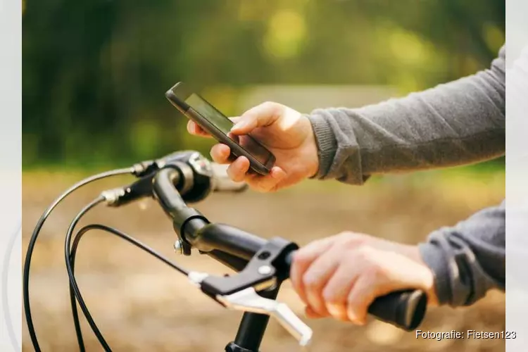 Verbod op gebruik smartphone op fiets laat op zich wachten