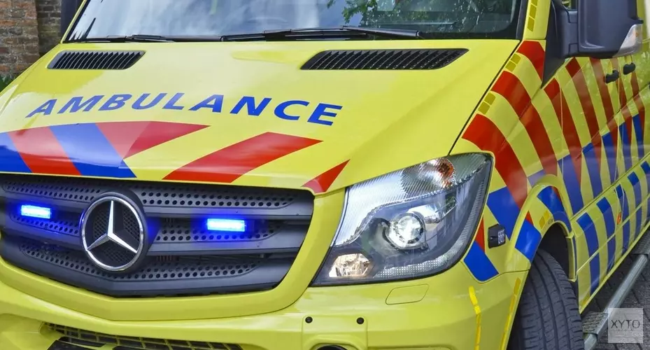 Vrachtwagen crasht in water langs Provincialeweg in Hoorn