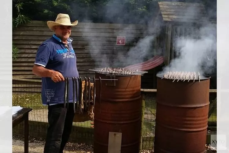 Demonstatie ambachtelijk palingroken in Oosterleek op zondag 9 september