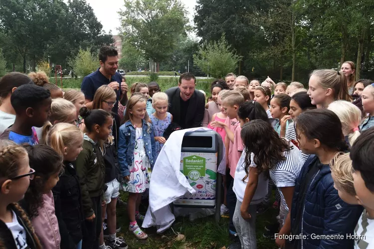 Kinderen versieren 52 prullenbakken in Hoorn